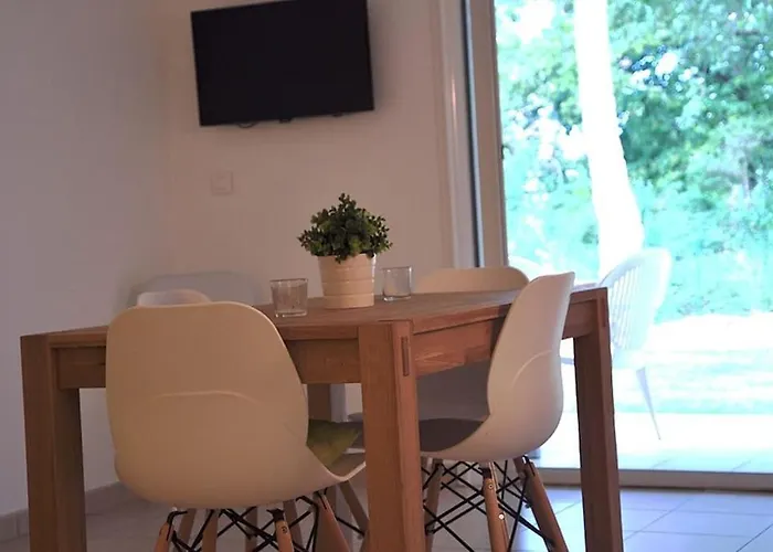 En Corse Avec Terrasse Au Calme *